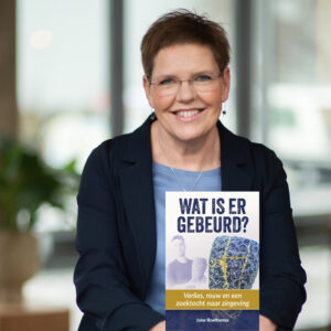 Roelfsemarouwcoaching_joke_met_boek_watisergebeurd_1080x1080